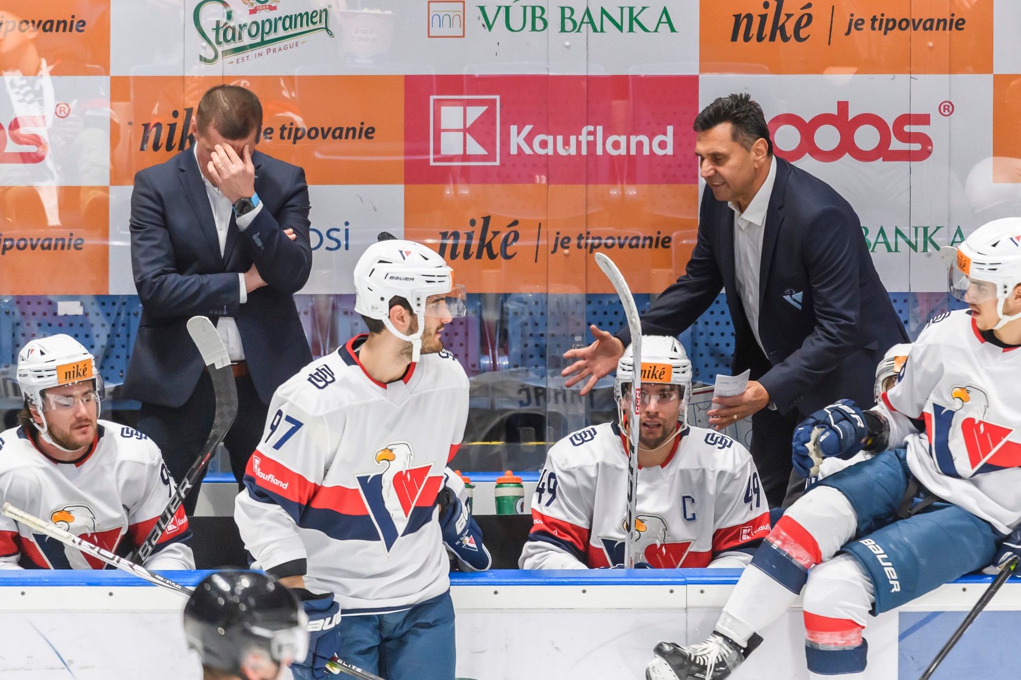 Vpravo hore tréner HC Slovan Vladimír Růžička počas zápasu 25. kola hokejovej Tipos extraligy HC Slovan Bratislava – HKM Zvolen.