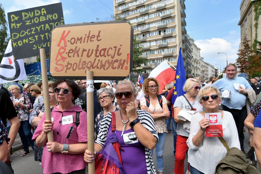 Protest przed Sejmem. Zaatakowali ojca premiera