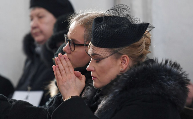 Prokuratura po zapoznaniu się treścią zażaleń, zdecyduje, czy są podstawy do podjęcia "jeszcze jakichś czynności” w tej sprawie. Jeśli takich podstaw nie znajdzie, może przekazać zażalenie do rozpatrzenia przez sąd.