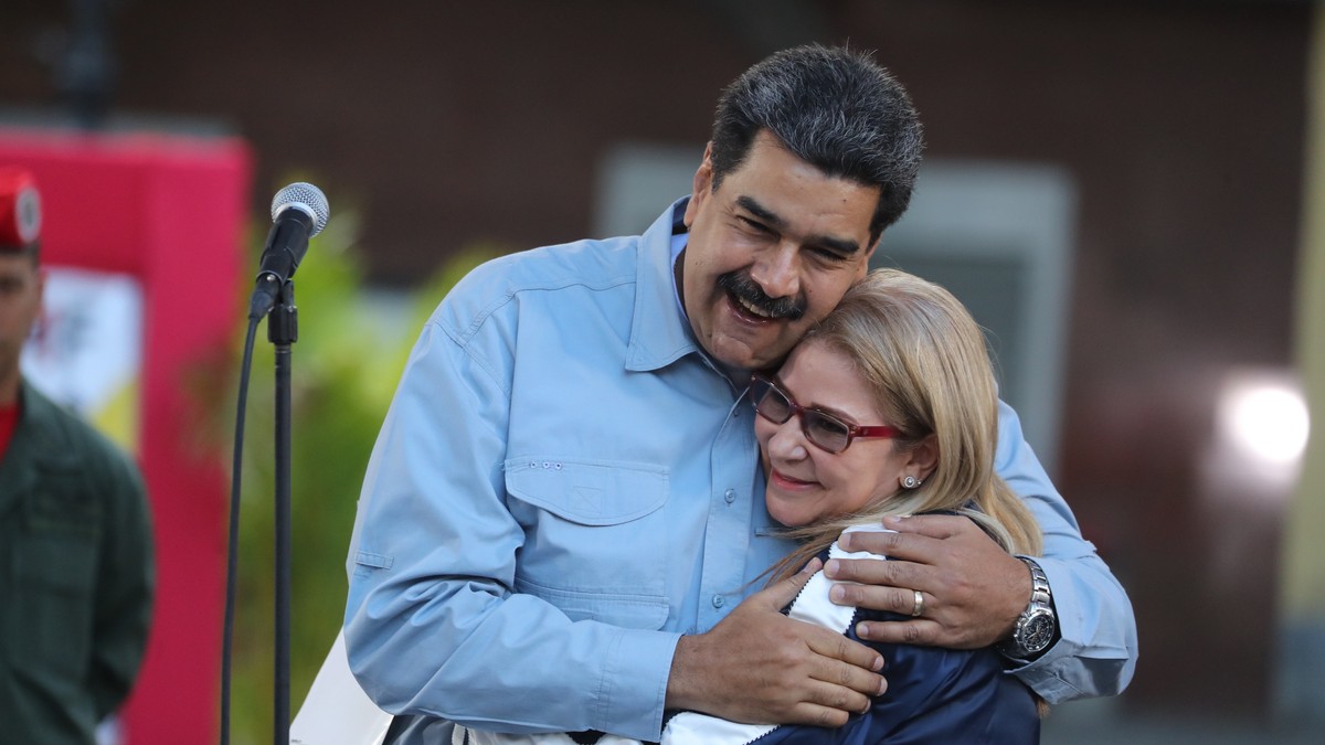 Nikolas Maduro, Silija Flores