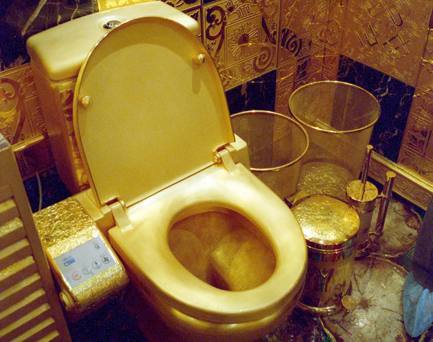 Złota toaleta