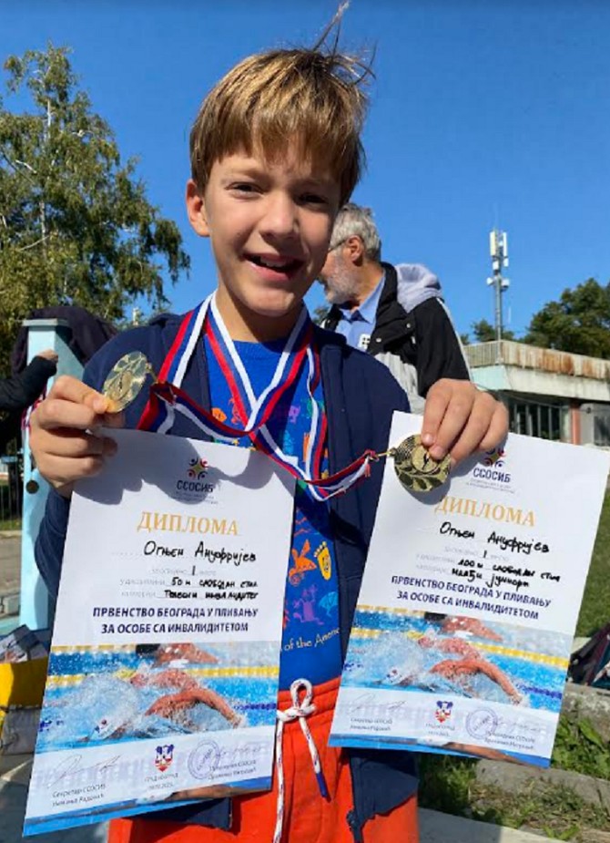 Ognjen sa svojim medaljama i diplomama