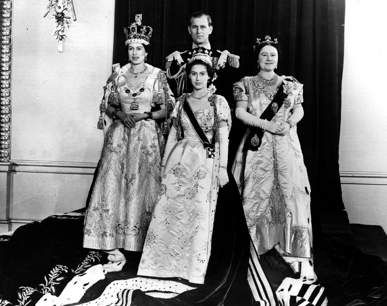 Elżbieta II, Filip i Królowa Matka; niżej - Małgorzata w dni koronacji Elżbiety II w 1953 r.