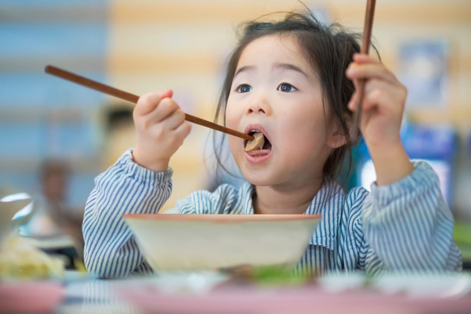 Deca u Koreji u restoranu