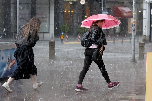TRI FRONTALNA SISTEMA IZNAD BALKANA! Nevreme pokosilo Sloveniju, sledeća na udaru je Hrvatska: Popaljeni meteoalarmi u Zagrebu, stižu pljuskovi i grad