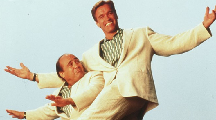 Így festett Schwarzenegger és Devito párosa 1988-ban, az Ikrek című filmben / Fotó: Northfoto /