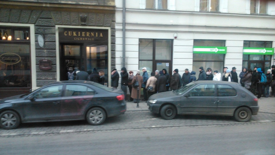 Kolejka po pączki na ul. Starowiślnej w Krakowie