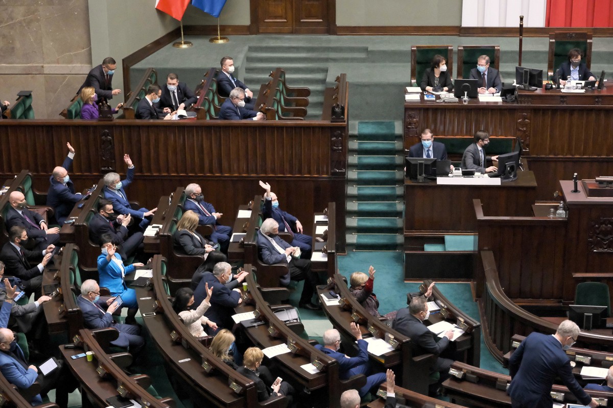 Posłowie na sali obrad w drugim dniu posiedzenia Sejmu, 17 marca 2021