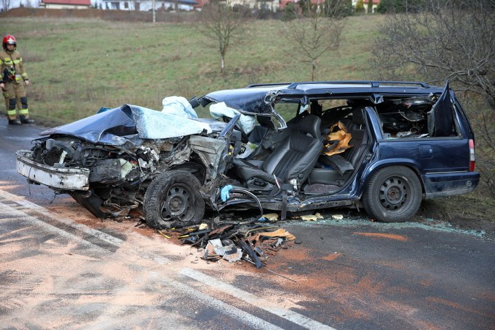 Wypadek na ul. Bałtyckiej w Olsztynie. Kierowca osobowego volvo zderzył się z ciężarówką [ZDJĘCIA]