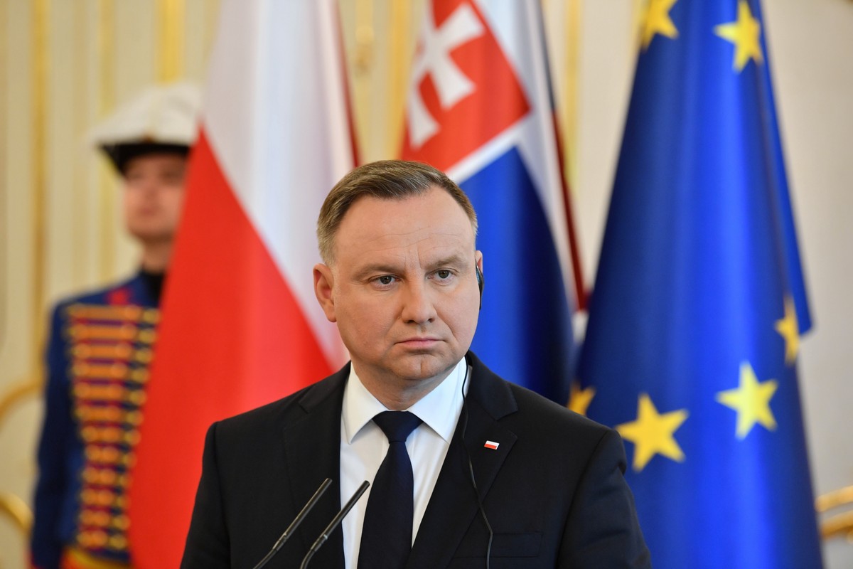 Słowacja, Bratysława, 11.05.2022. Prezydent RP Andrzej Duda podczas konferencji prasowej po spotkaniu z prezydent Słowacji Zuzaną Caputovą.