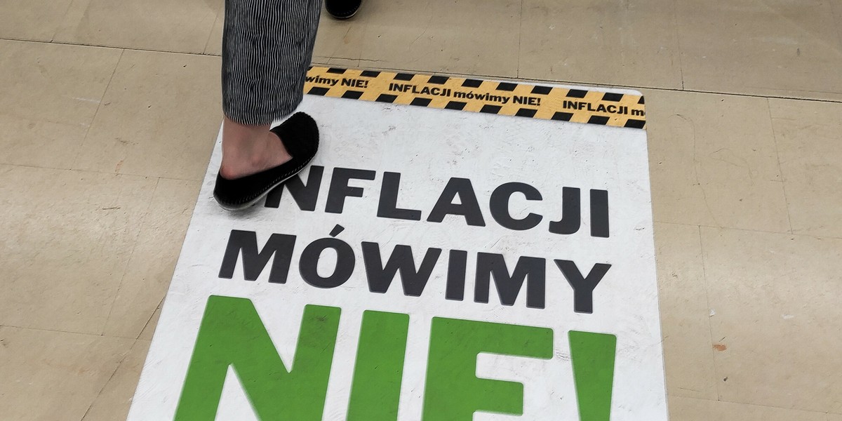 "Inflacji mówimy nie" - napis na posadzce marketu Leroy Merlin w Łodzi