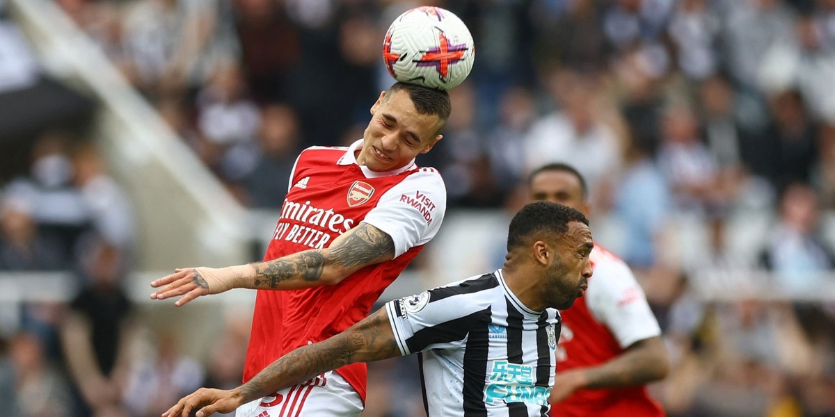 Jakub Kiwior nie dał sobie wskoczyć na głowę i pokazał wielką klasę w meczu z Newcastle. Arsenal wygrał 2:0. 