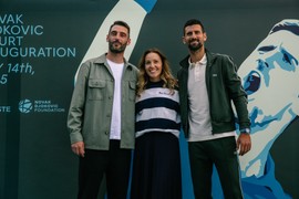 Jelena Đoković danas u Beogradu pokazala kako postići TRENDI IZGLED BEZ MNOGO TRUDA: Kombinacija je idealna za svaki dan, a ako joj dodate par detalja - dobićete šik stajling kao iz Pariza