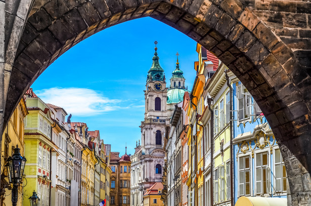 Na dwukołowych segwayach liczni turyści poruszali się po chodnikach i po wąskich brukowanych uliczkach Pragi. Uchwalenia zakazu domagali się mieszkańcy.