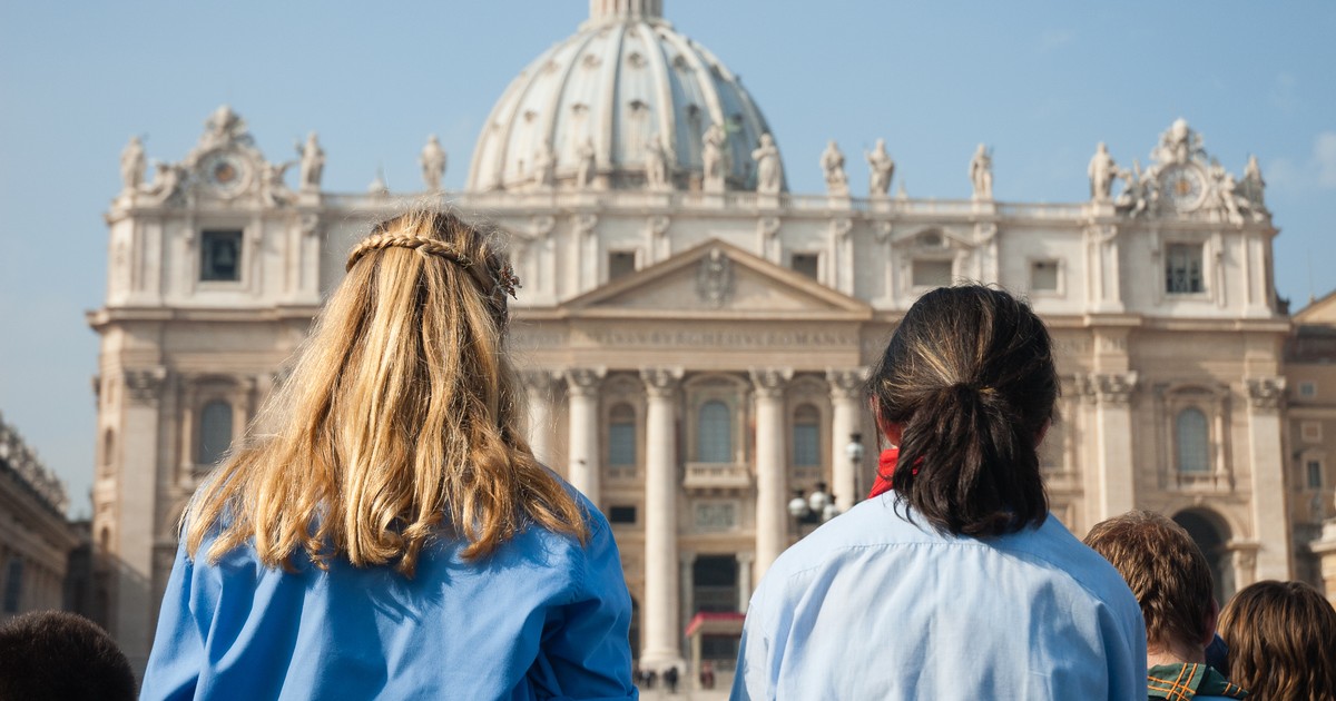 Kobiety Watykanu kiedyś używały karteczek. "Teraz mają chat »GSP Wives« na WhatsAppie"