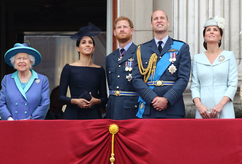 Elżbieta II, Meghan Markle i książę Harry oraz książę William i Kate Middleton