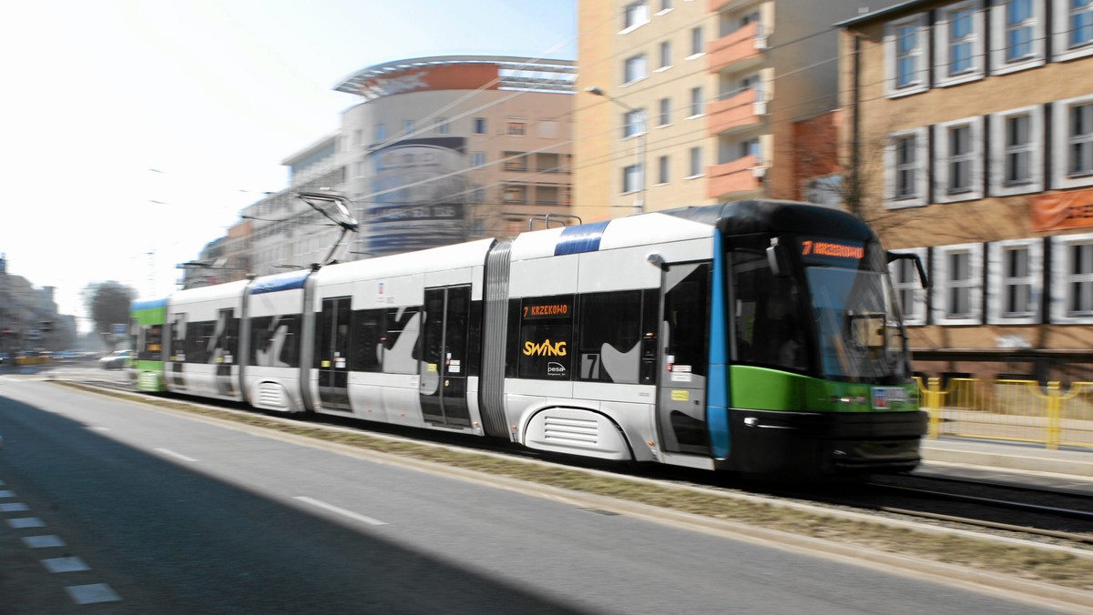 Sieć tramwajowa na Górczynie, centra przesiadkowe czy dziesięć pachnących nowością tramwajów niskopodłogowych. Aby zrealizować te plany potrzeba ok. 300 mln zł. Gorzów juz szuka pieniędzy - informuje portal gazeta.pl.