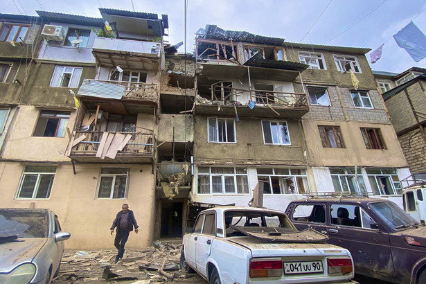 Uszkodzone budynki mieszkalne i samochody w Stepanakercie, Górski Karabach, 19.09.2023