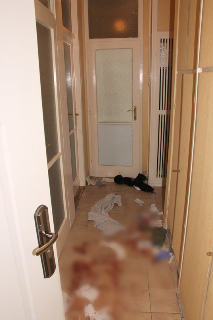 Vérben úszott az előszoba, ahol K. Dániel az anyukára rontott. / Fotó: Police.hu