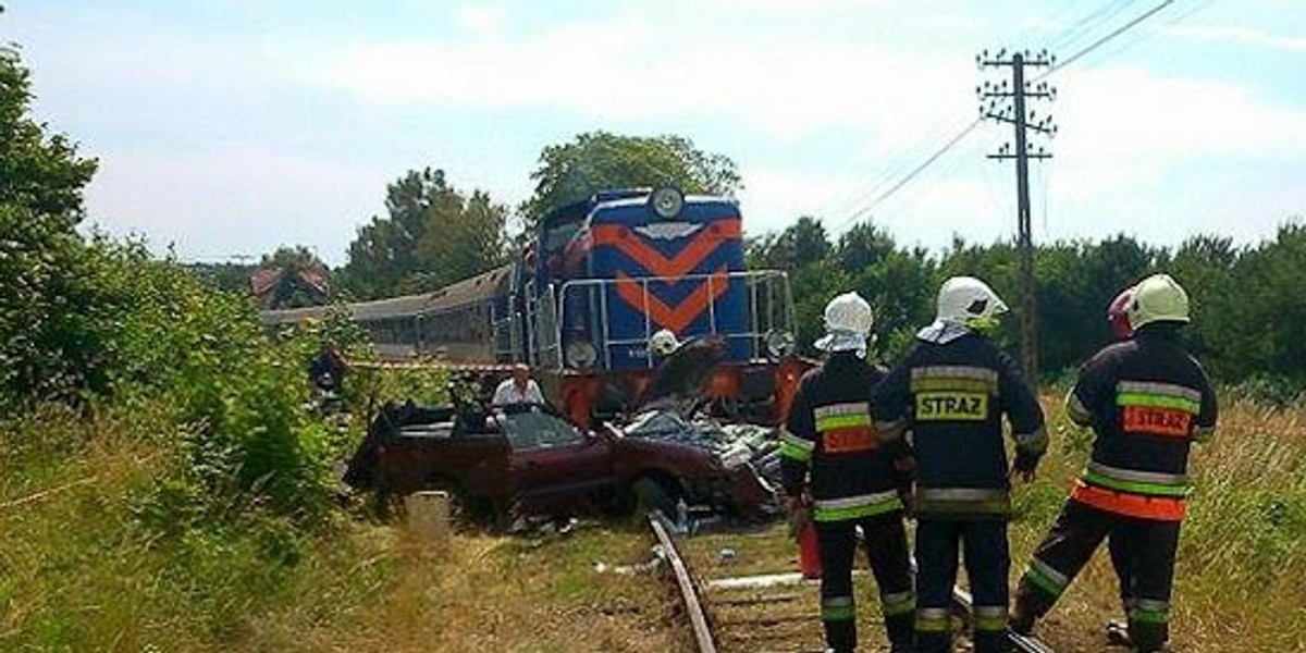 Pociąg zmiażdżył osobówkę pod Lęborkiem