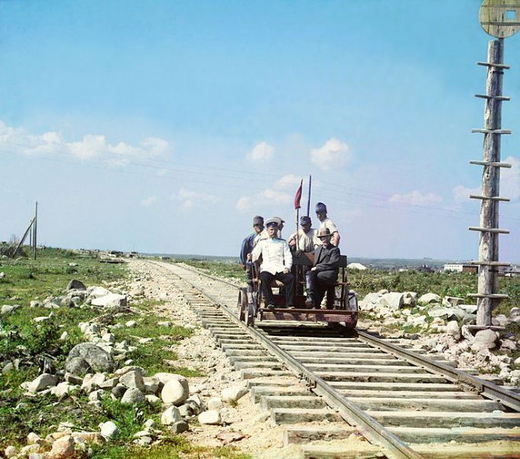 Podróż drezyną po kolei murmańskiej, okolice Pietrozawodska i jeziora Onega (1915, domena publiczna).