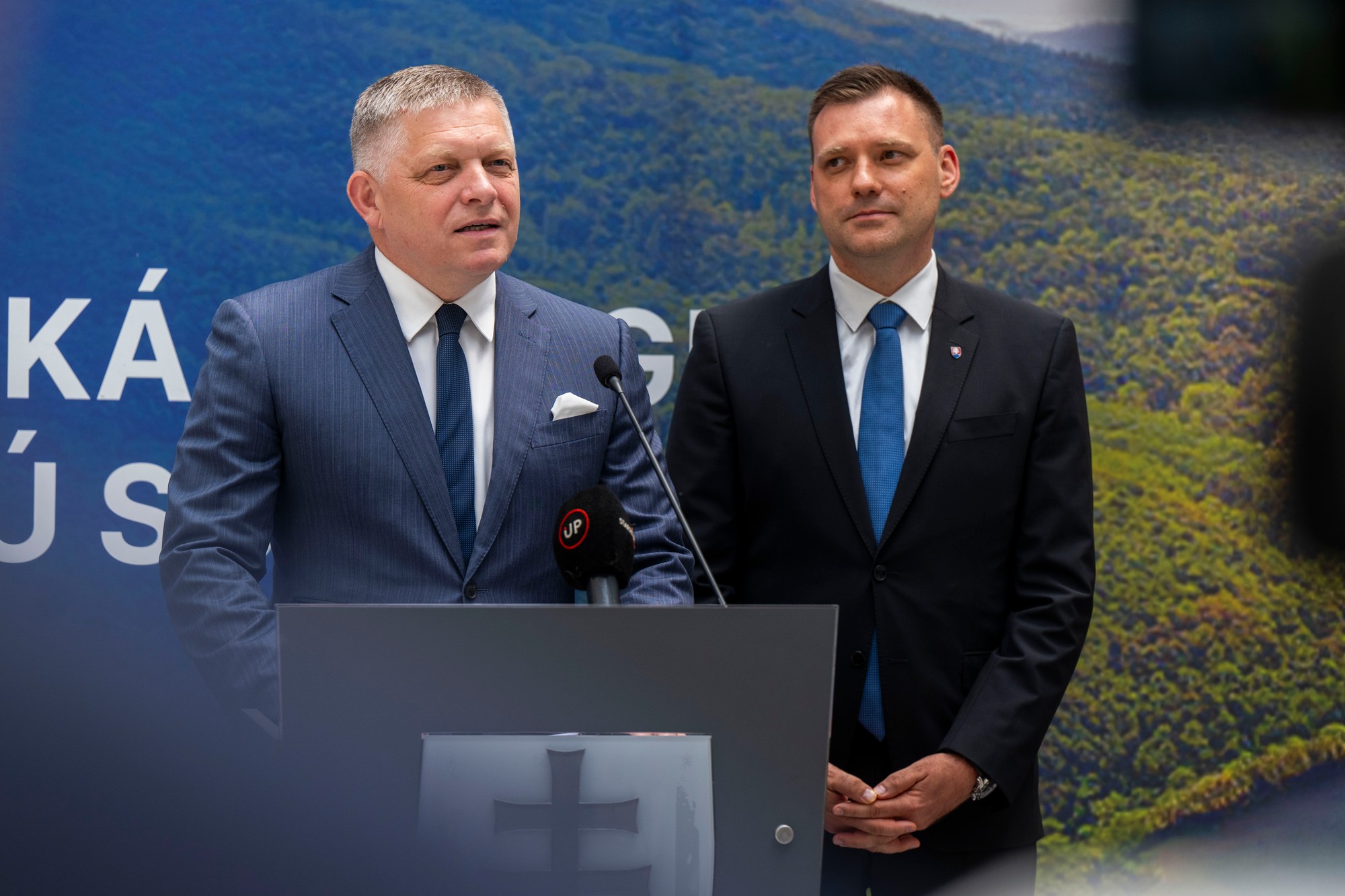 Premiér SR Robert Fico (Smer-SD) a podpredseda vlády a minister životného prostredia SR Tomás Taraba (nominant SNS).