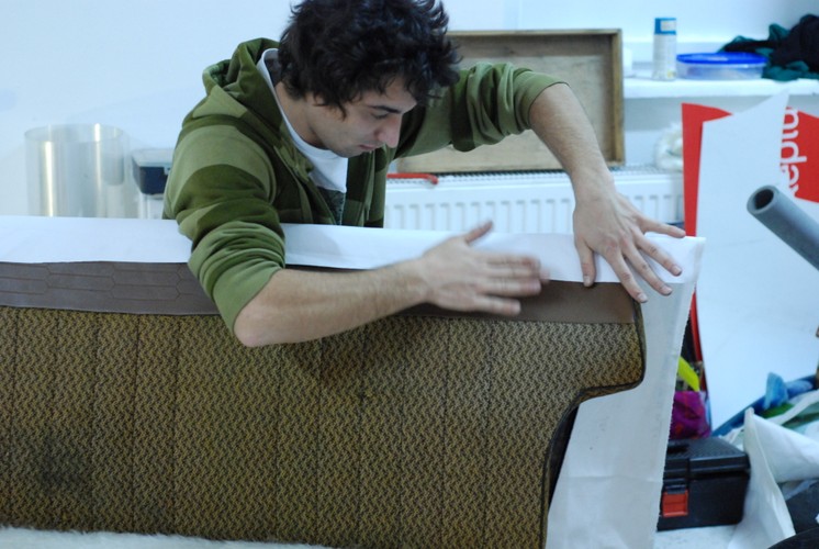 Ponad 100 artystów wzieło 'na warsztat' stare i zużyte materiały i sprzęty, aby na naszych oczach...