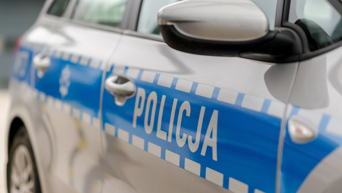 Łódź: Policjanci wybili szybę w samochodzie, aby uratować dwulatka