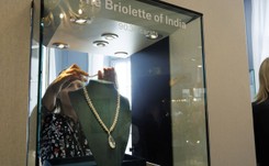 Rekordowa suma za kolekcję biżuterii wdowy po hitlerowcu. “Zniewaga dla ofiar Holokaustu”