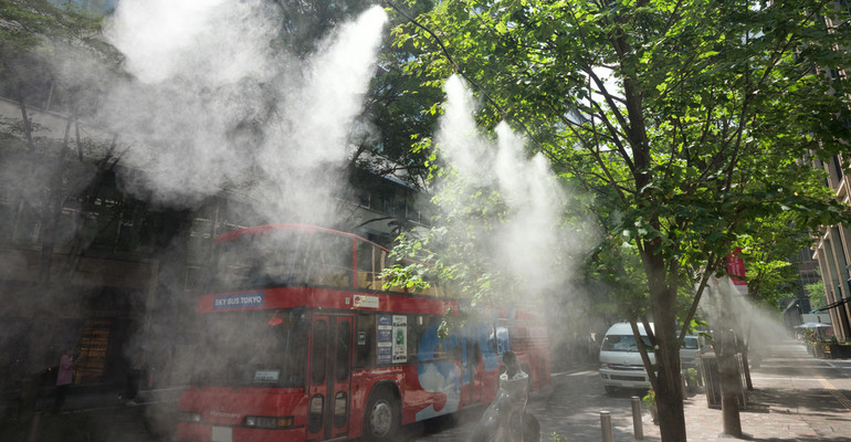 Tokio. Sucha mgła, której rozpylanie obniża temperaturę 