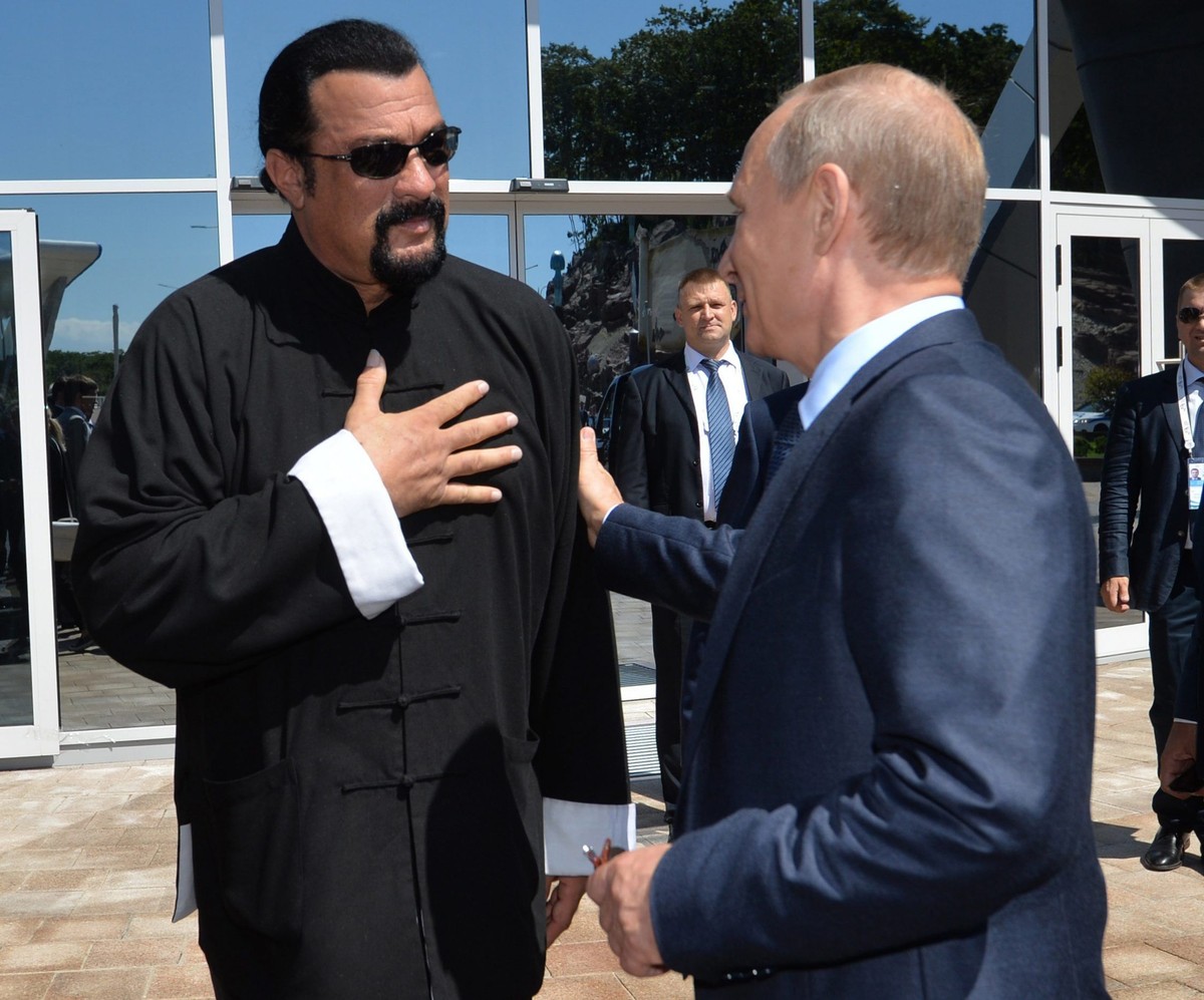 Steven Seagal i Władimir Putin na uroczystości przyznawania rosyjskiego obywatelstwa amerykańskiemu aktorowi