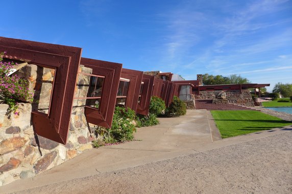 Taliesin West - dom-studio Wrighta, powstałe pod koniec lat 30. Budynek, który możemy podziwiać dzisiaj, powstał na zgliszczach - wcześniejsze wersje zostały doszczętnie zniszczone w dwóch pożarach