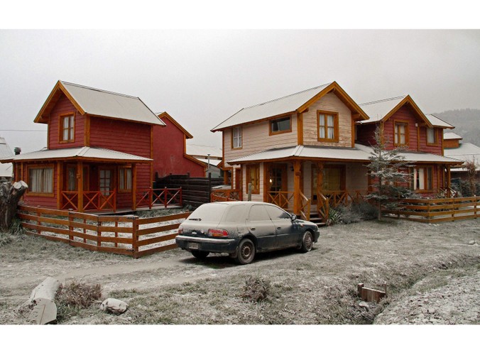 Domy pokryte wulkanicznym pyłem w mieście San Martin de los Andes w Argentynie