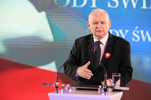 Prezes PiS Jarosław Kaczyński przemawia podczas spotkania patriotycznego w Hotelu Sheraton w Krakowie