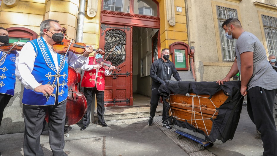 A 100 tagú Cigányzenekar erzsébetvárosi kilakoltatása / Fotó: Varga Imre