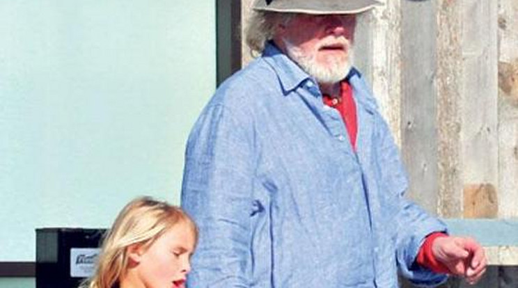 Csövescuccban sétált lányával Nick Nolte