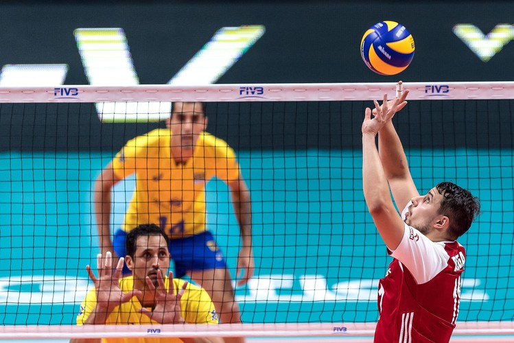 Fabian Drzyzga (P) podczas meczu finałowego mistrzostw świata siatkarzy z Brazylią