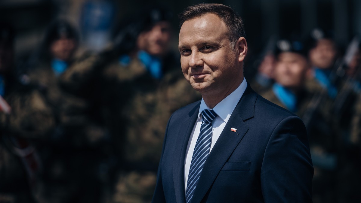 Andrzej Duda pozostaje na czele rankingu zaufania. Ufa mu 69 proc. badanych - wynika z sondażu CBOS. Na drugim miejscu uplasował się Mateusz Morawiecki, któremu ufa 57 proc. Na ostatnim miejscu podium znajduje się Paweł Kukiz (52 proc.). Z największą nieufnością (47 proc.) spotyka się lider PO Grzegorz Schetyna.