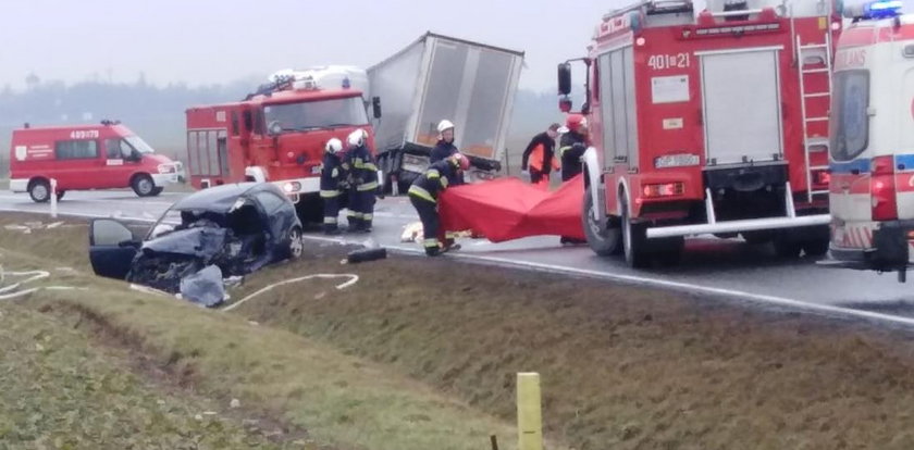 Czołowe zderzenie z ciężarówką. Dwie osoby nie żyją, dziecko w szpitalu