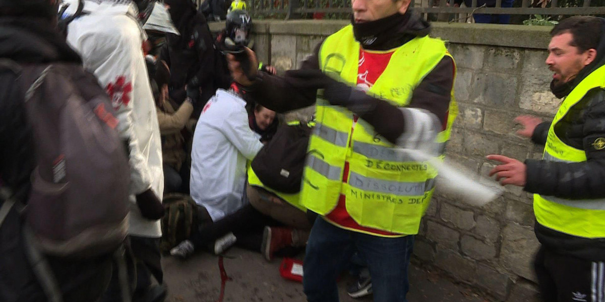 Groza w Paryżu. Jeden z demonstrantów... stracił rękę