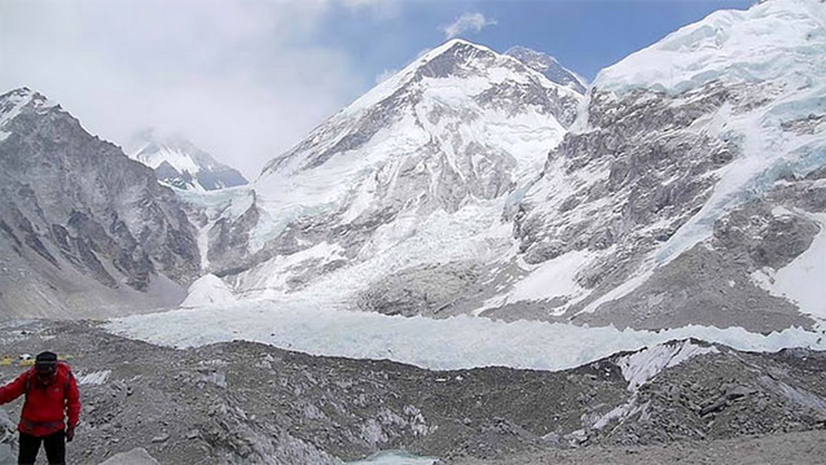 Apa Sherpa juz 21. raz wszedł na najwyższą górę świata. Za każdym razem kieruje się prostą zasadą - nie pozostawiać nic po sobie. Znosi też z góry śmieci pozostawione przez innych himalaistów. Od 2008 roku ekipy Sherpy zniosły z gór 12 ton śmieci i cztery ciała, które można było pochować.