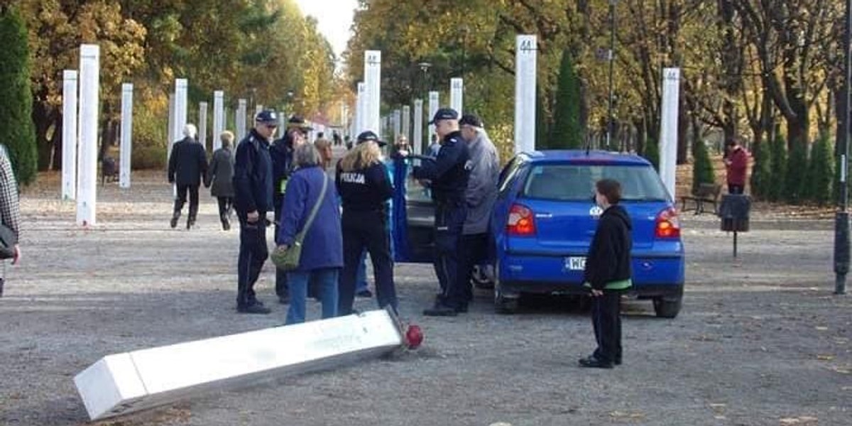 Skandal w Warszawie. Kierowca zdewastował pomnik