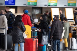 26 November 2021, Hessen, Frankfurt_Main: Passengers wait in front of the check-in counters at Frankfurt Airport. German authorities announced restrictions on flights to South Africa on Friday, amid fears of a new virus variant there, even as they work to shore up its health care network amid a pandemic virus wave already infecting tens of thousands new people every day. Photo: Boris Roessler/dpa Dostawca: PAP/DPA.