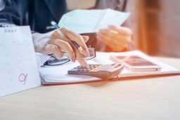 Czy wydatki na czesne za studia oraz wynajem pokoju można zaliczyć do kosztów uzyskania przychodów?