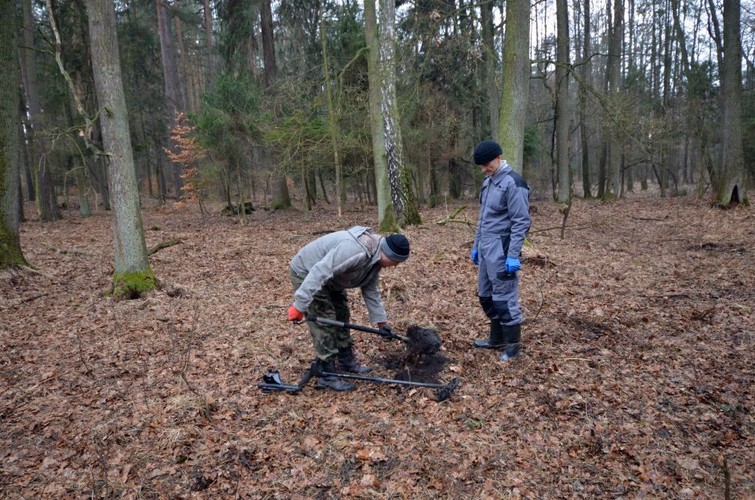 Ekshumacja w lesie koło Barutu