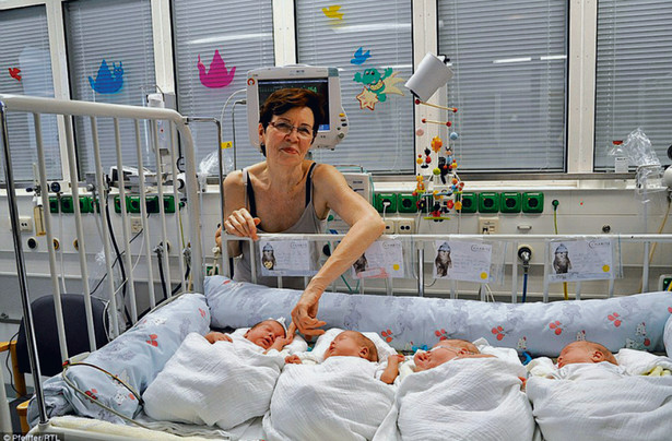 Annegret Raunigk w momencie porodu miała 65 lat. Trzech chłopców i jedna dziewczynka przyszło na świat w 26. tygodniu