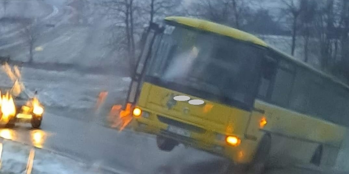 Potężny podmuch wiatru zdmuchnął autobus z drogi pod Grunwaldem (woj. warmińsko-mazurskie).