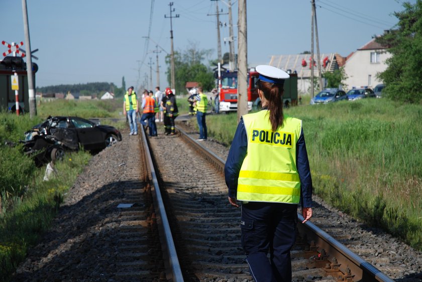 Rozpędzony wjechał prosto pod pociąg. Kierowca zmarł