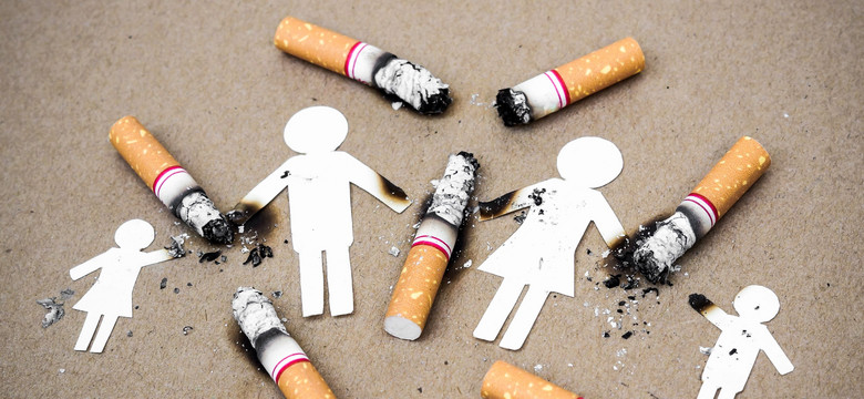 Pali rodzic, a z nim dziecko. Jakie istnieją mity związane z paleniem?