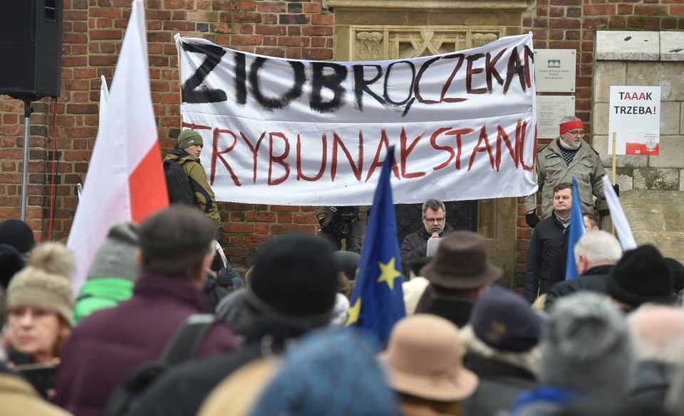 KRAKÓW DEMONSTRACJA KOD W OBRONIE SĘDZIÓW (pikieta KOD)